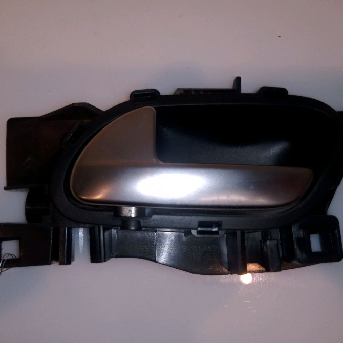 Poignee int porte avg occasion PEUGEOT 2008 Phase 1 01-2013->... 1.2i PURETECH 110ch 96555518VV 1