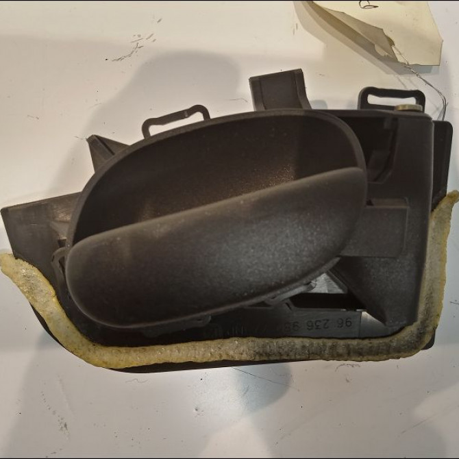 Poignee int porte avd occasion PEUGEOT 206 Phase 2 02-2003->02-2009 1.4i 88ch 914480 1
