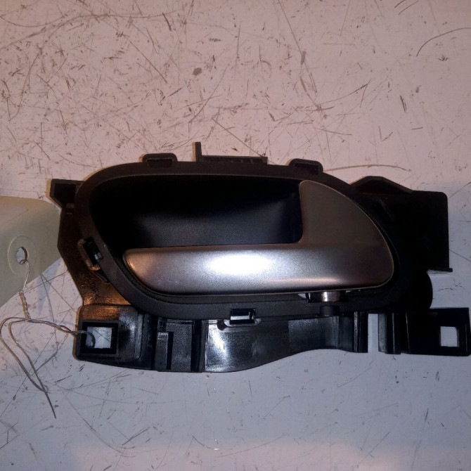 Poignee int porte ard occasion PEUGEOT 208 208 Phase 1 2012-03-01->2015-09-30 1.2 VTI 82ch 1