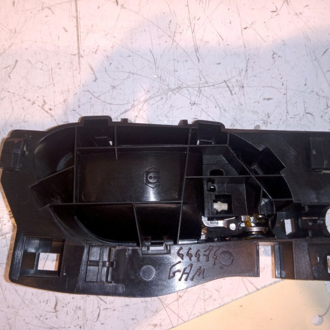 Poignee int porte avg occasion PEUGEOT 208 208 Phase 1 2012-03-01->2015-09-30 1.2 VTI 82ch 2