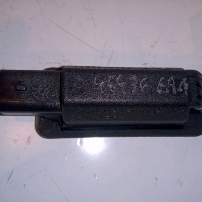 Eclaireur plaque de police g occasion PEUGEOT 208 208 Phase 1 2012-03-01->2015-09-30 1.2 VTI 82ch 3