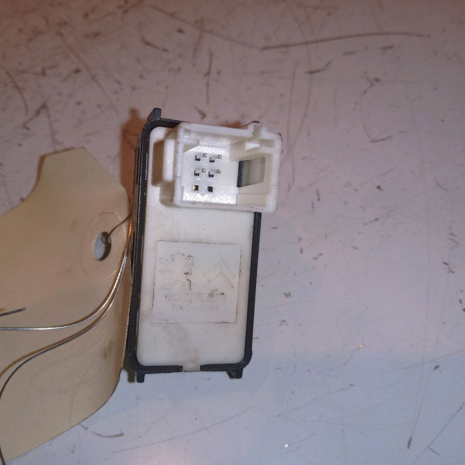 Commande lève-glace porte avant droite occasion PEUGEOT 3008 II Phase 1 04-1995->04-1999 1.5 BlueHDI 130ch 98044803ZD 2