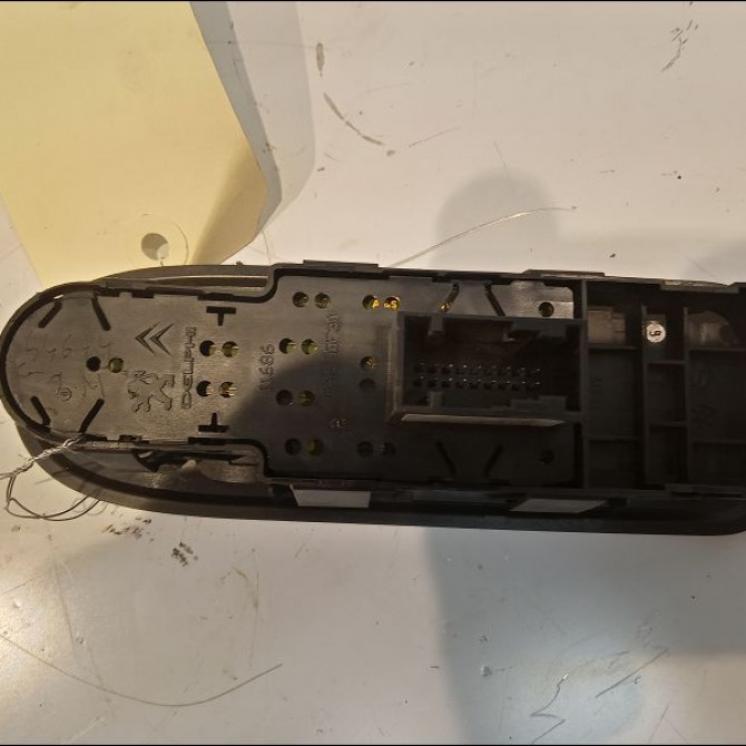 Commande lève-glace porte avant gauche occasion PEUGEOT 308 I 649024 2