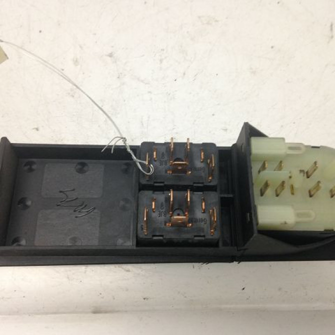 Commande lève-glace porte avant gauche occasion AUDI 80 III Phase 2 11-1991->06-1995 1.9 TDI 2
