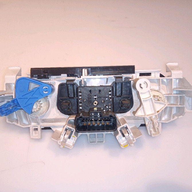 Commande de chauffage occasion RENAULT TWINGO II Phase 1 06-2007->11-2011 1.2i 16v 75ch 2