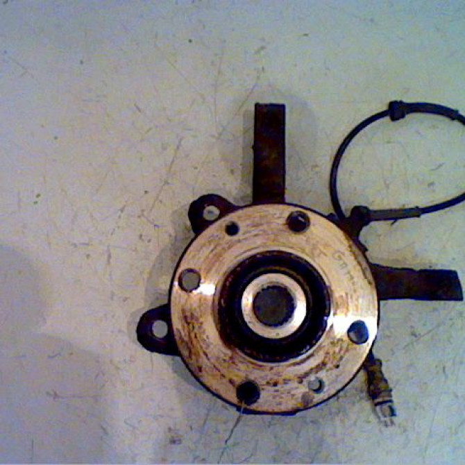 Moyeu avg occasion RENAULT TWINGO I Phase 3 08-2000->06-2007 1.2i 16v 7701205778 1