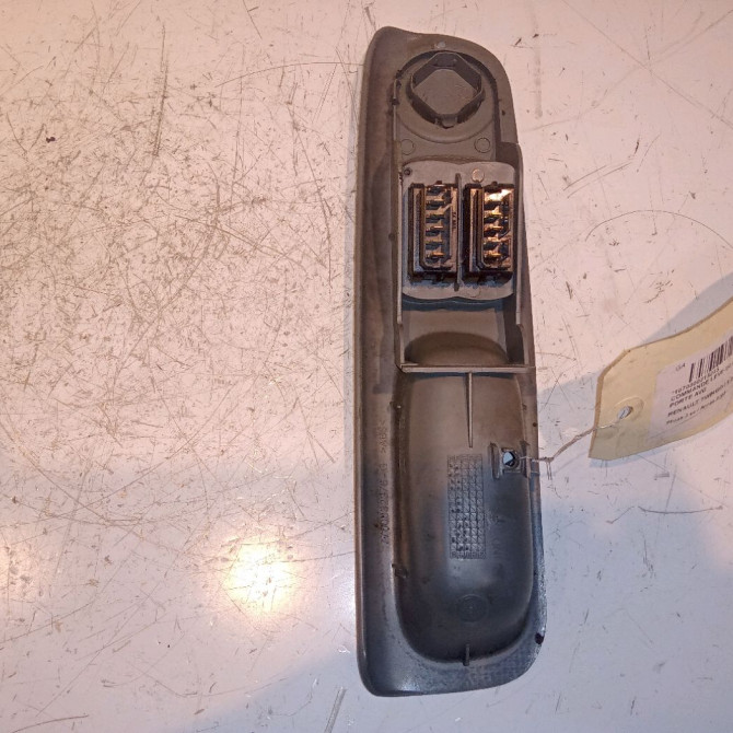 Commande lève-glace porte avant gauche occasion RENAULT TWINGO I Phase 3 08-2000->06-2007 1.2i 8v 60ch 2