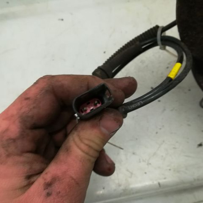 Moyeu avg occasion FORD FIESTA V Phase 1 09-2002->10-2005 1.4i 1201569 3