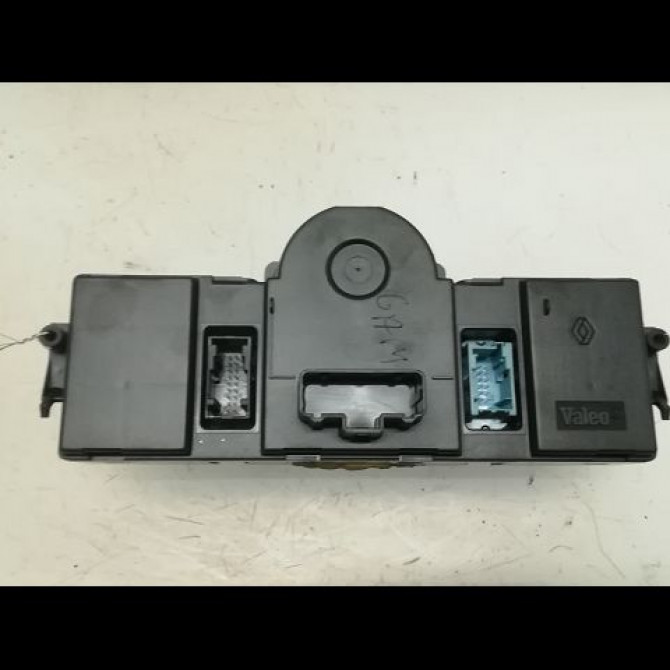 Commande de chauffage occasion RENAULT SCENIC II Phase 1 03-2004->09-2006 7701208975 2