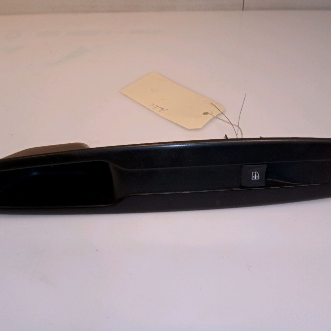 Commande lève-glace porte avant droite occasion RENAULT SCENIC III 1