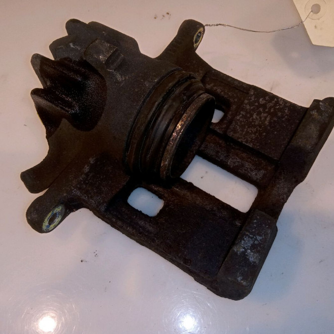 Etrier de frein avant gauche occasion PEUGEOT 406 Phase 1 10-1995->04-1999 1.8i 110ch 4401A0 1