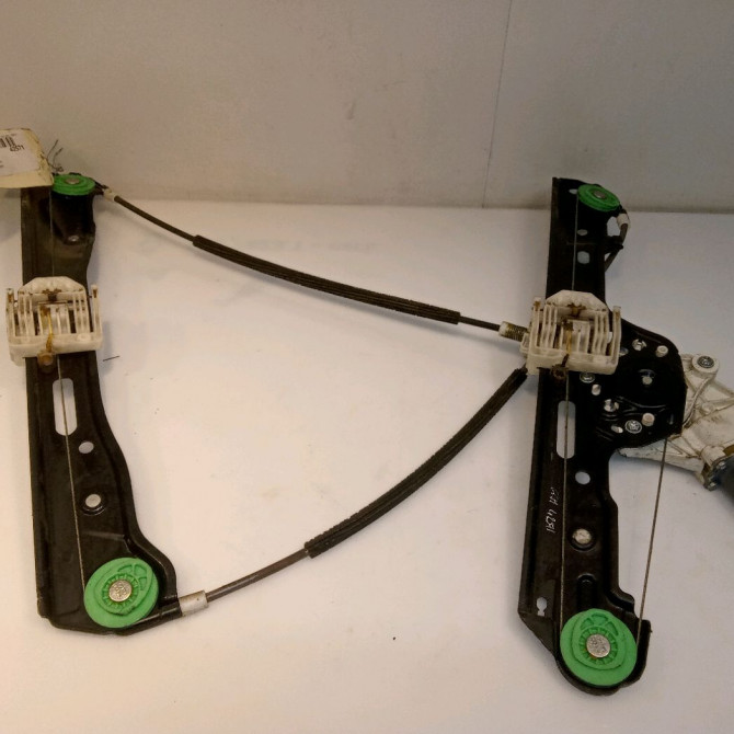 Mecanisme + moteur lève-glace avant droit occasion B.M.W. SERIE 1 I Phase 1 05-2004->12-2006 120d 51337138466 2