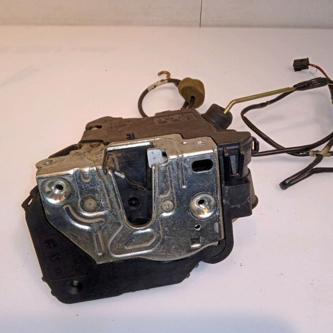 Serrure porte avd occasion MERCEDES CLASSE C II Phase 1 05-2000->03-2004 C 220 CDI 2037200435 1