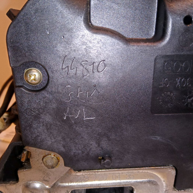 Serrure porte avd occasion MERCEDES CLASSE C II Phase 1 05-2000->03-2004 C 220 CDI 2037200435 3