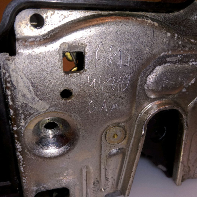 Serrure porte ard occasion MERCEDES CLASSE C II Phase 1 05-2000->03-2004 C 220 CDI 2037300235 3