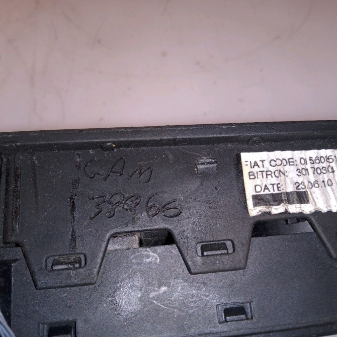 Commande lève-glace porte avant gauche occasion ALFA ROMEO MI.TO MI.TO Phase 1 2008-09-01->2016-12-31 1.3 JTDM 95ch 156085171 3