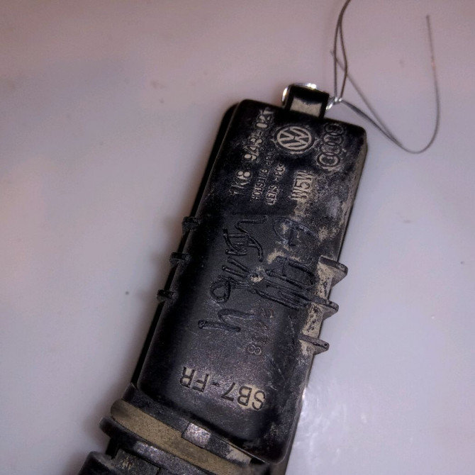 Eclaireur plaque de police g occasion VOLKSWAGEN GOLF VI Phase 1 10-2008->04-2013 1.4 TSI 16v 122ch 3