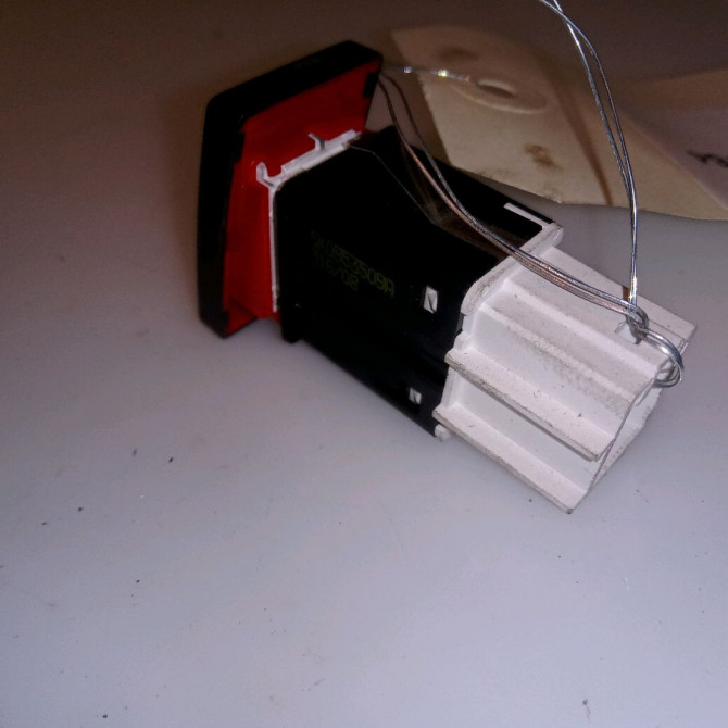 Bouton de warning occasion VOLKSWAGEN GOLF VI Phase 1 10-2008->04-2013 1.4 TSI 16v 122ch 2