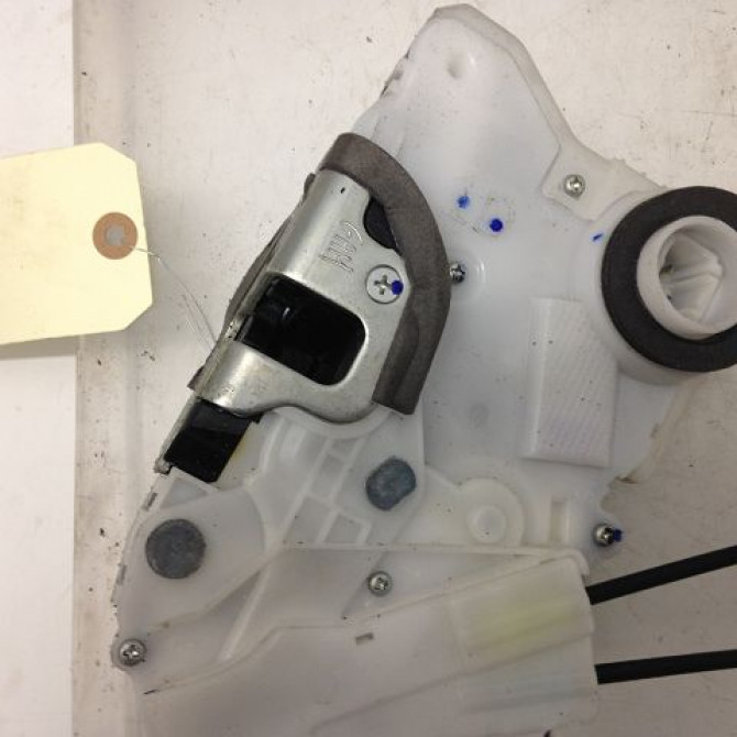 Serrure porte avg occasion TOYOTA YARIS III YARIS III Phase 1 2011-03-01->2015-04-30 690400D140 2