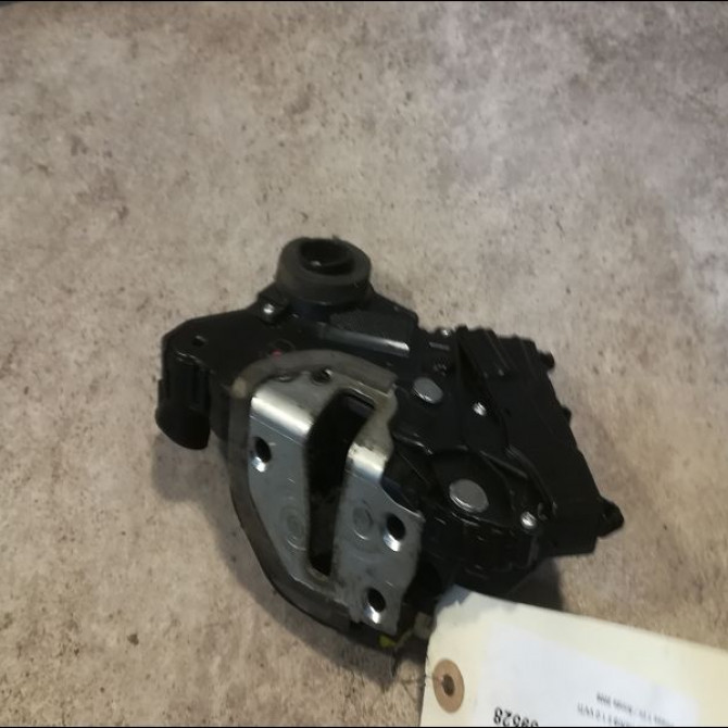 Serrure porte avg occasion TOYOTA YARIS II Phase 1 12-2005->11-2009 1.0 VVTI 690400D140 1