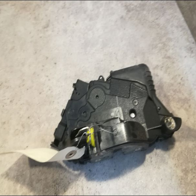 Serrure porte avg occasion TOYOTA YARIS II Phase 1 12-2005->11-2009 1.0 VVTI 690400D140 2