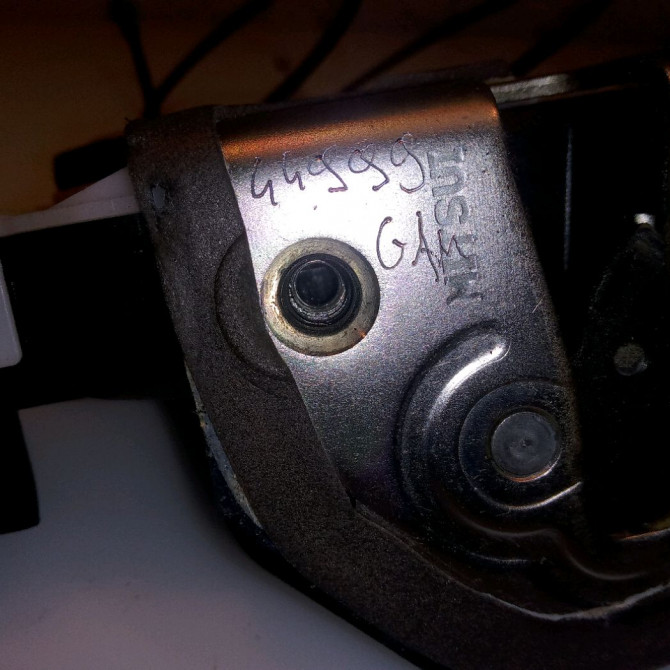 Serrure porte avg occasion TOYOTA YARIS II Phase 2 01-2009->05-2011 1.4 D-4D 90ch 690400D140 3