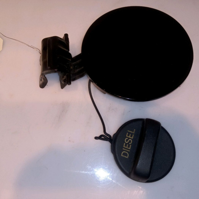 Volet de trappe carburant occasion TOYOTA YARIS II Phase 2 01-2009->05-2011 1.4 D-4D 90ch 7735052130 1