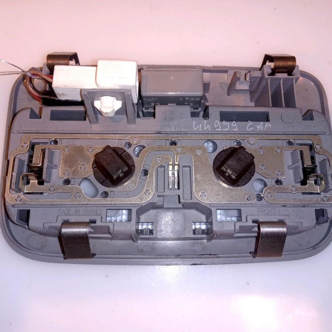 Plafonnier occasion TOYOTA YARIS II Phase 2 01-2009->05-2011 1.4 D-4D 90ch 8124052040B0 2