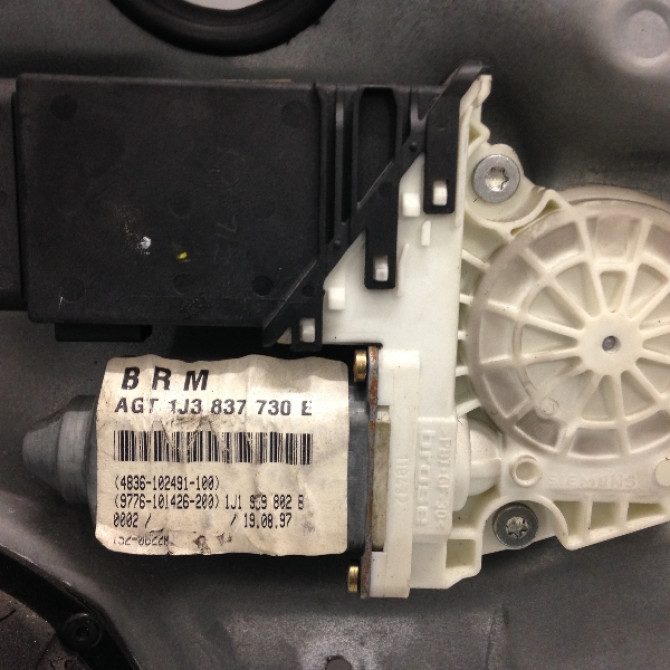 Mecanisme + moteur lève-glace avant droit occasion VOLKSWAGEN GOLF IV GOLF IV Phase 1 1998-01-01->2005-06-30 1J3837462H 3