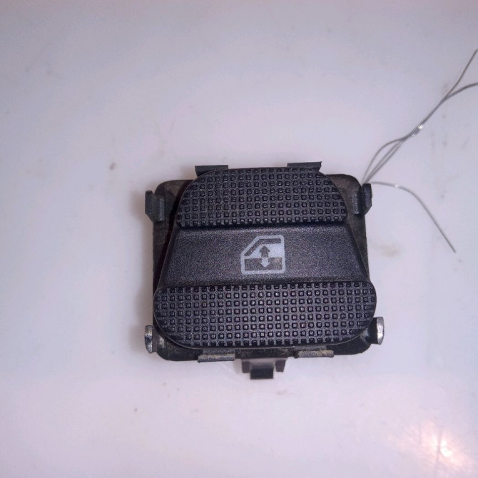 Commande lève-glace porte avant droite occasion VOLKSWAGEN GOLF III Phase 1 01-1992->12-1997 1.9 TDI 90ch 1