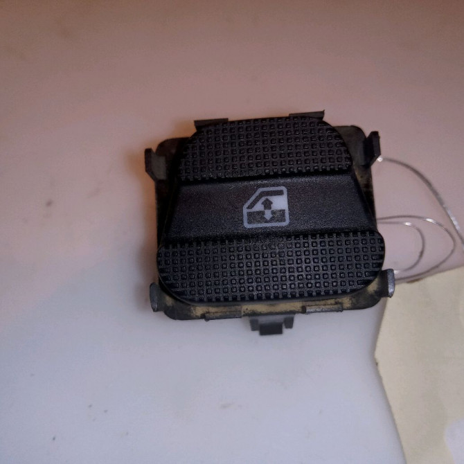 Commande leve-glace porte arrière droite occasion VOLKSWAGEN GOLF III Phase 1 01-1992->12-1997 1.9 TDI 90ch 1