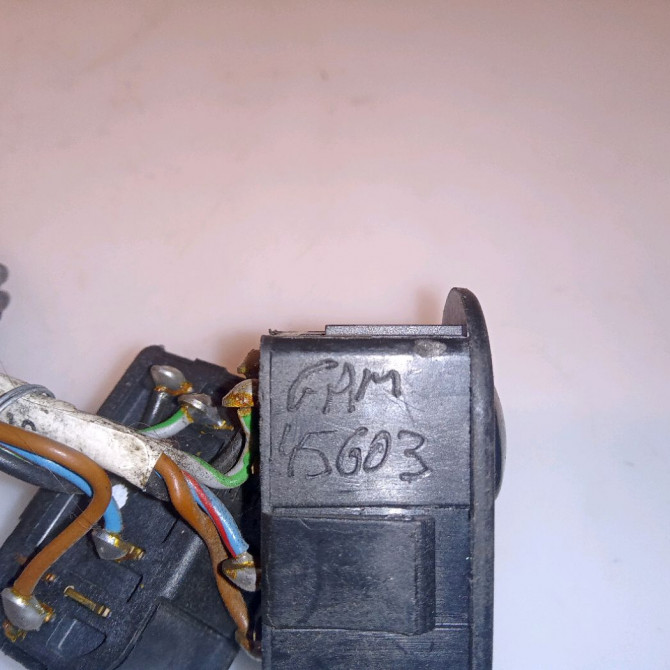 Commande lève-glace porte avant gauche occasion OPEL CORSA II Phase 2 04-1997->10-2000 1.2i 90433888 3