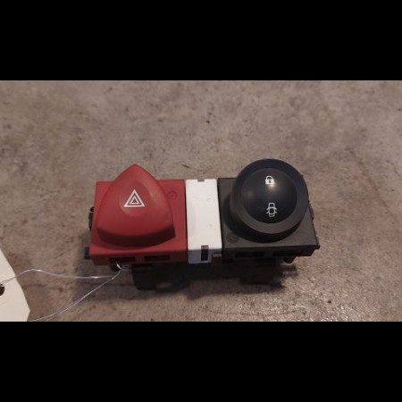 Bouton de warning occasion RENAULT MEGANE II Phase 1 09-2003->12-2005 1.6 16v 8200095493