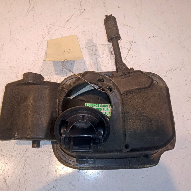 Volet de trappe carburant occasion RENAULT CLIO III Phase 2 03-2009->12-2014 1.2 TCE 16v 100ch 8200290088 2