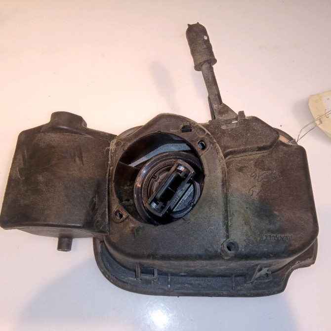 Volet de trappe carburant occasion RENAULT CLIO III Phase 2 03-2009->12-2014 1.2i 16v 75ch 8200290088 2