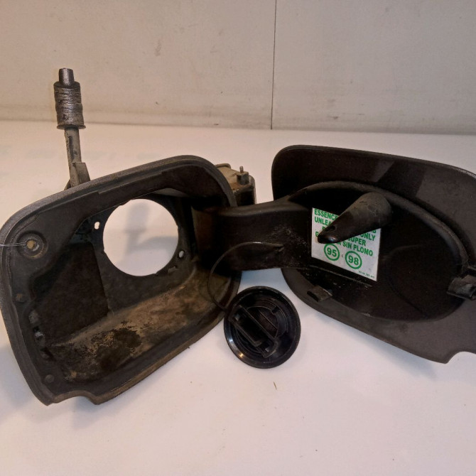 Volet de trappe carburant occasion RENAULT CLIO III Phase 2 03-2009->12-2014 1.2i 16v 75ch 8200290088 3