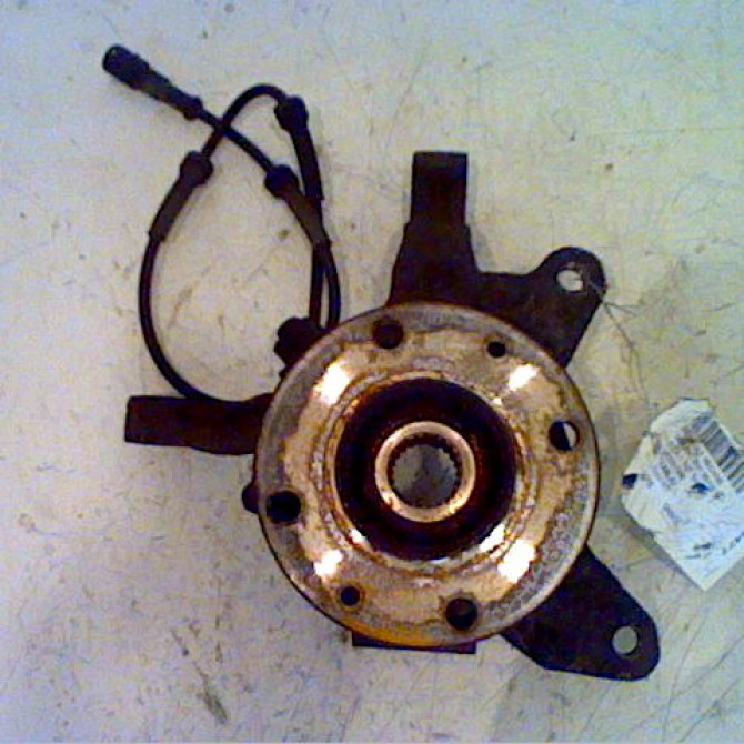 Moyeu avd occasion RENAULT MEGANE SCENIC I Phase 1 09-1996->08-1999 1.9 DT 7701205779 1