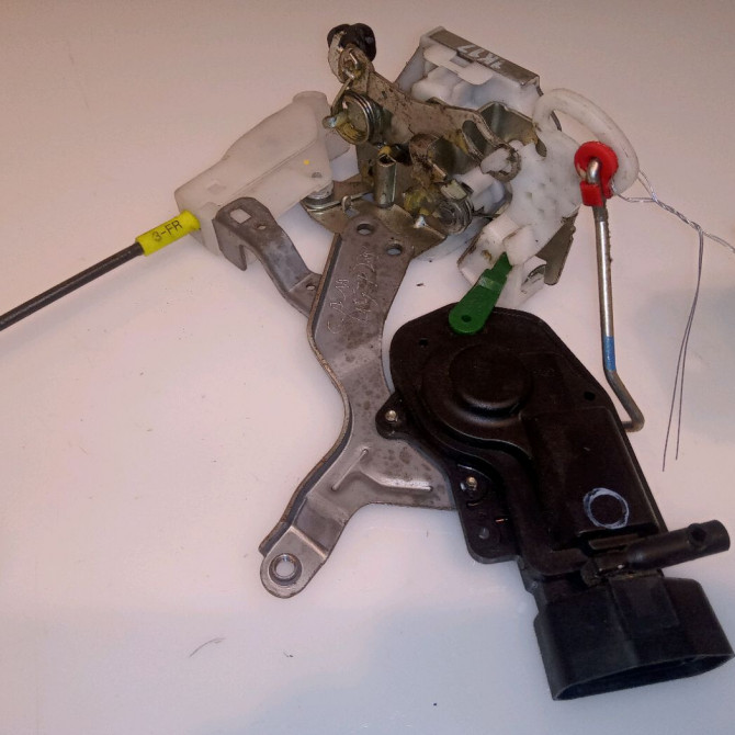 Serrure porte avg occasion PEUGEOT 107 Phase 2 01-2009->01-2012 1.0i 70ch 12v 9135T4 2