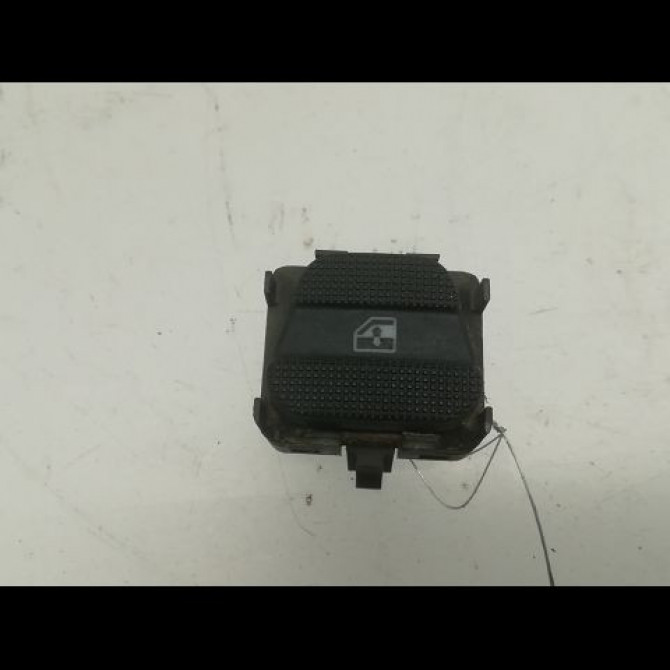 Commande leve-glace porte arrière gauche occasion VOLKSWAGEN GOLF III Phase 1 01-1992->12-1997 1.8i 75ch 1