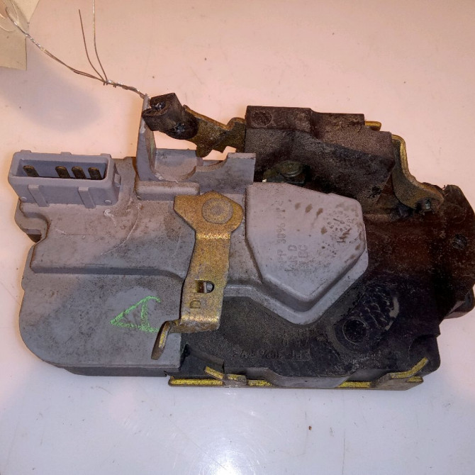 Serrure porte ard occasion PEUGEOT 206 Phase 2 02-2003->02-2009 1.4 HDI 70ch 9138G1 2