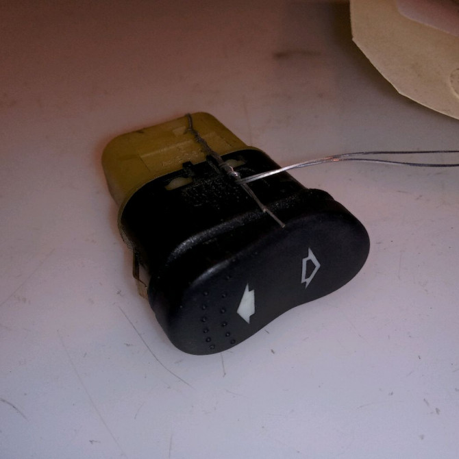 Commande lève-glace porte avant droite occasion FORD FOCUS I Phase 1 CLIPPER 10-1998->12-2004 1.8 TDDi 90ch 1