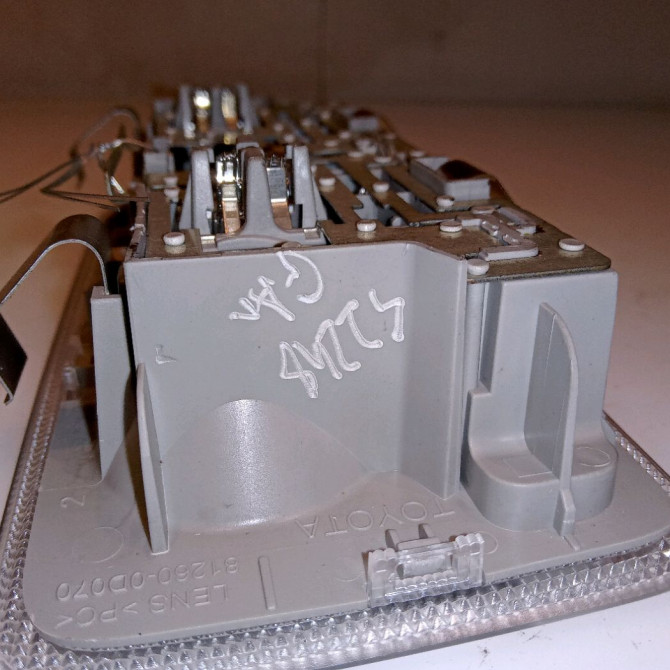 Plafonnier occasion TOYOTA YARIS III YARIS III Phase 1 2011-03-01->2015-04-30 1.5 100ch 812600D070B0 3