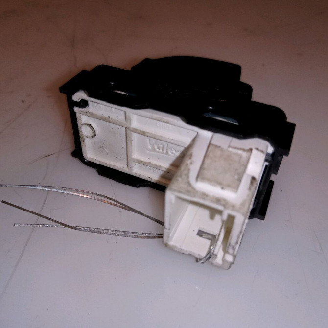 Commande leve-glace porte arrière gauche occasion PEUGEOT 2008 Phase 1 04-1995->04-1999 1.6 BlueHDI 120ch 96751119ZD 2