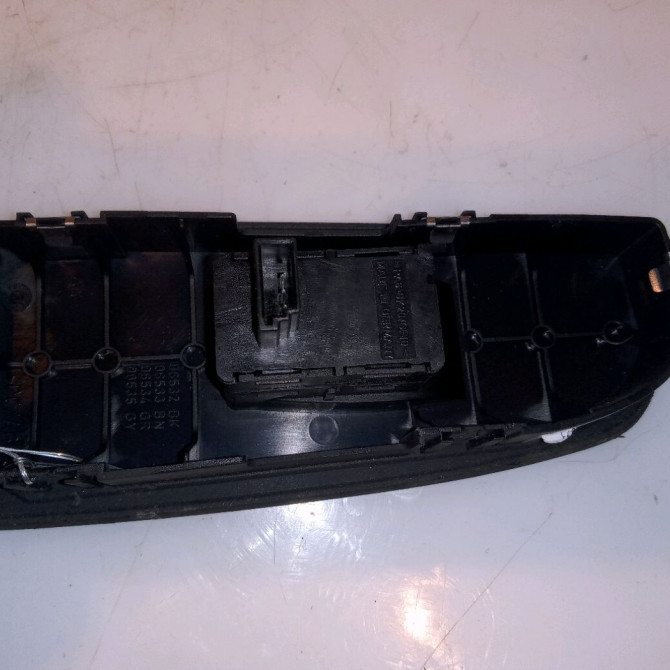 Commande lève-glace porte avant droite occasion B.M.W. SERIE 1 I Phase 1 05-2004->12-2006 118i 129ch 2