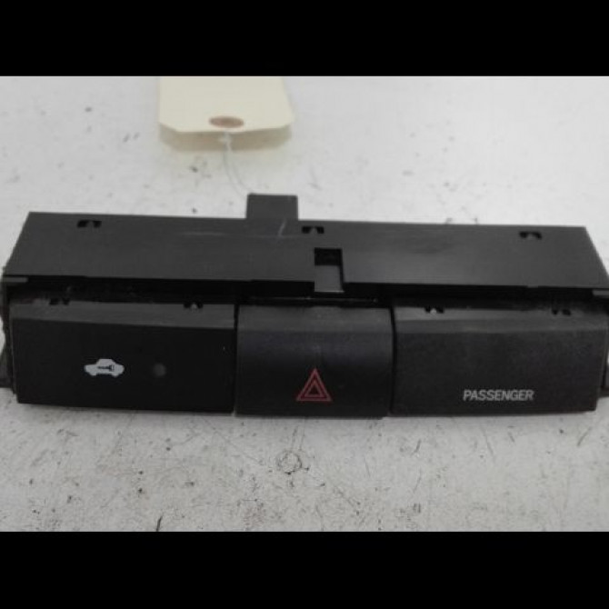 Bouton de warning occasion TOYOTA COROLLA VERSO II Phase 1 05-2004->06-2007 115 D-4D 843320F020 1