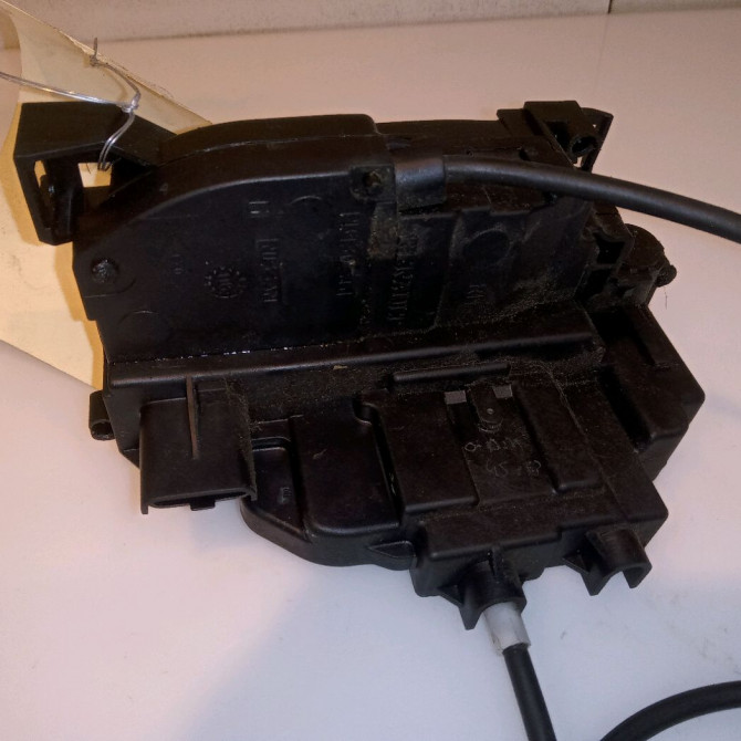 Serrure porte ard occasion RENAULT CLIO III Phase 1 09-2005->03-2009 1.4i 16v 100ch 8200300129 2