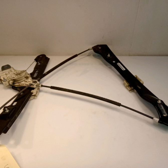 Mecanisme+moteur leve-glace avg occasion B.M.W. SERIE 1 I Phase 1 05-2004->12-2006 120d 51337138465 1