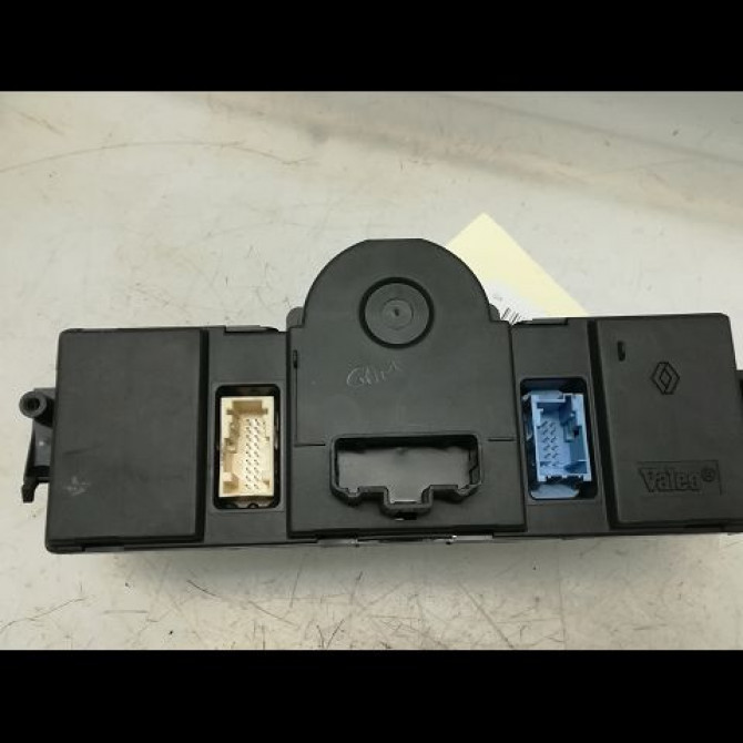 Commande de chauffage occasion RENAULT SCENIC II Phase 1 03-2004->09-2006 1.5 DCI 100ch 7701208975 2