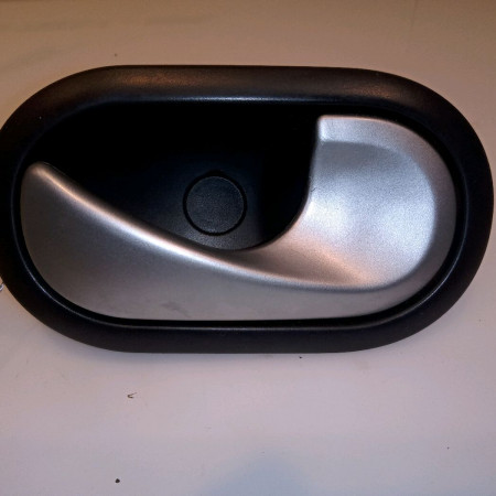 Poignee int porte avd occasion RENAULT TWINGO II Phase 1 06-2007->11-2011 1.2i 16v 75ch 8200843629