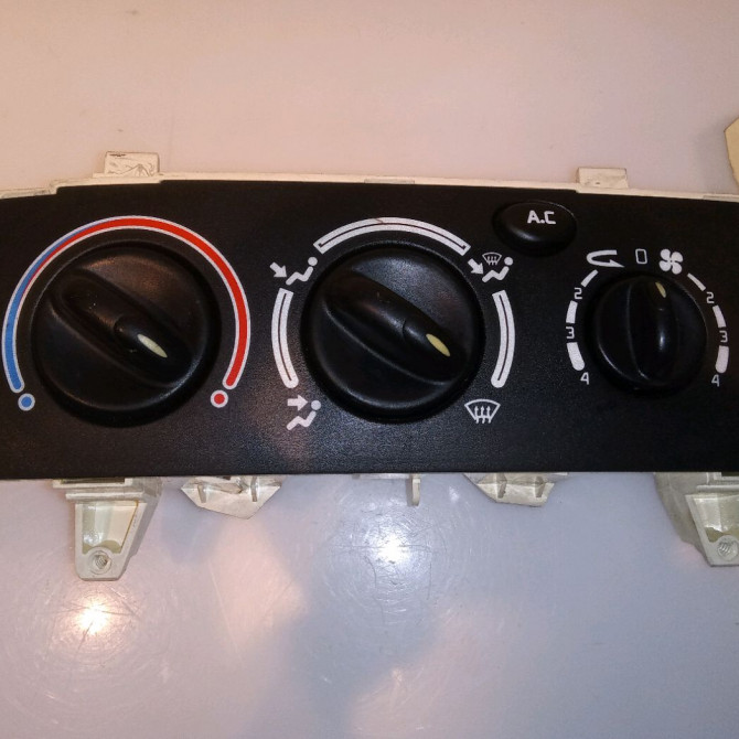 Commande de chauffage occasion RENAULT MEGANE I Phase 2 03-1999->06-2003 1.4i 16v 7701048355 1